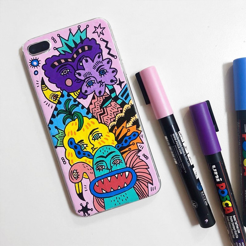 Kryt telefonu ozdobený popisovači POSCA